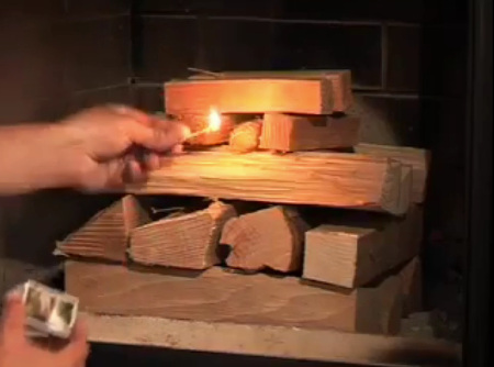 Holzstapel im Kamin mit Anfeuermodul an der
                Spitze