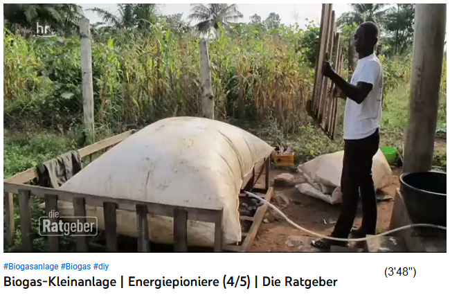 Afrika, ein gef�llter Gasspeichersack vor
                  einem Haus