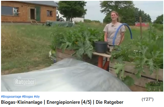 Katrin P�tz avec
                    des d�chets biologiques devant l'unit� de
                    production