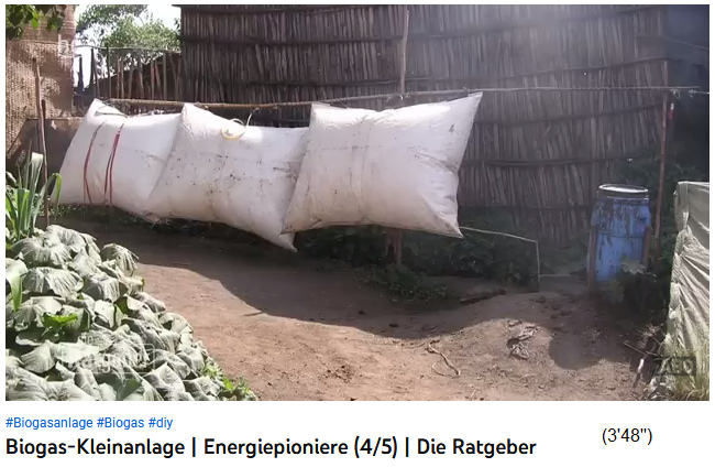 Afrique, sacs de stockage de gaz
                    contre un mur de maison