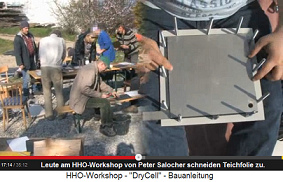 Workshop von Peter Salocher,
                                      die Kursteilnehmer schneiden
                                      Teichfolie zu und eine
                                      Trockenzelle ist im Bau