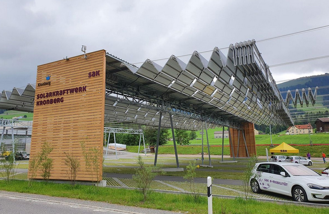 Foldable solar panels built over a
parking lot, Jakobsbad in Appenzell
Innerrhoden (Switzerland) Foldable
solar panels built over a parking lot,
Jakobsbad in Appenzell Innerrhoden
(Switzerland)