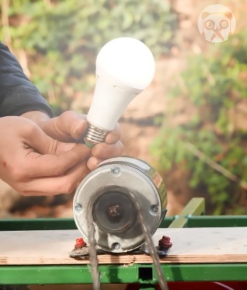 24.4.2025:
                            Bachkraftwerk mit Nockenwelle mit Strom