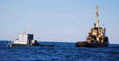 Dexa Wave
                                        wird bei Malta vom Fischkutter
                                        gezogen, 2011