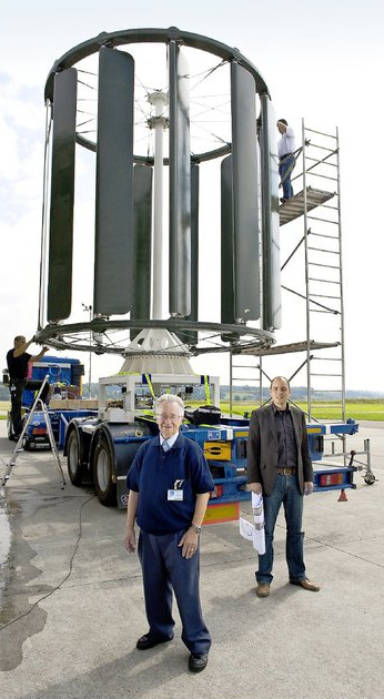 Der Windturm mit einem
                                    horizontalen Windrad drin, von Karl
                                    Bahnm�ller und Patrick Richter