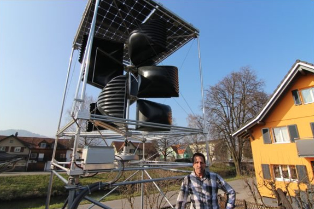Wind-Kleinkraftwerk mit
                                  Windl�ffeln "Aroto" mit
                                  Solaranlage oben drauf