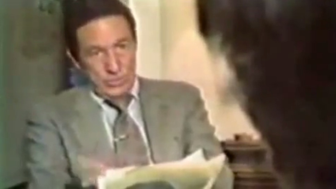 Interviewer Grau
                  in Grau