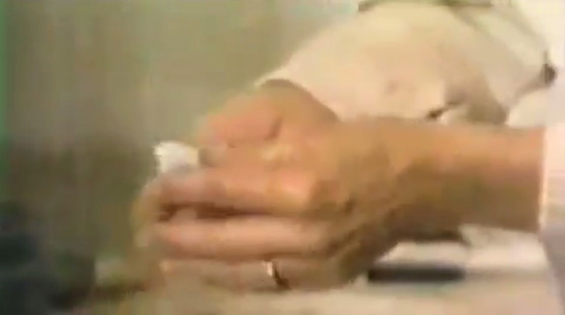 Klavierspielerin Rudek behandelt ihre
                  H�nde mit DMSO 02