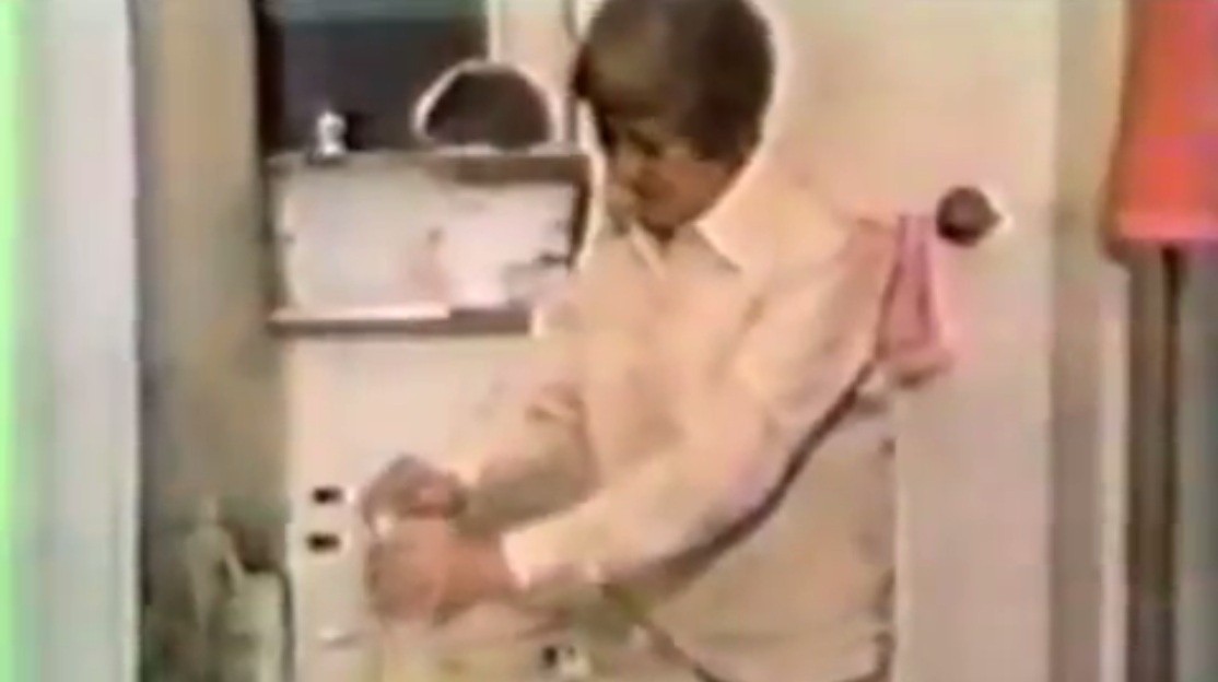 Klavierspielerin Rudek behandelt ihre H�nde
                  mit DMSO