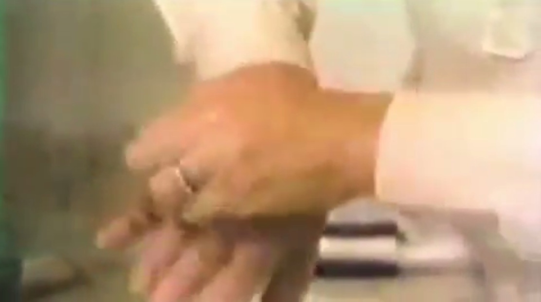 Klavierspielerin Rudek behandelt ihre
                  H�nde mit DMSO 03