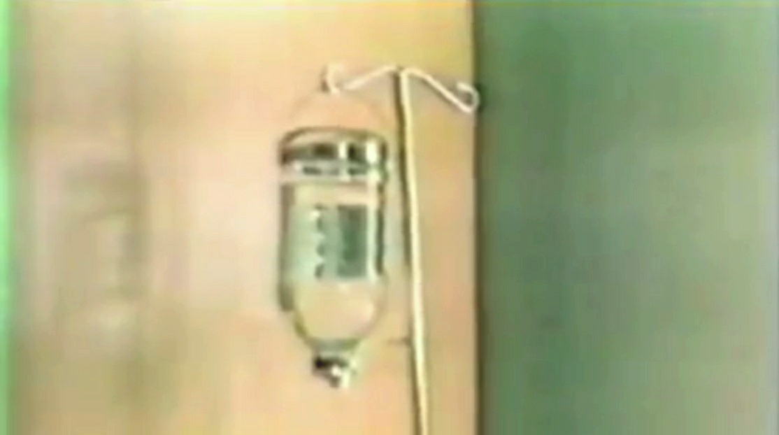 Dr. Jakob, die Infusionsflasche f�r
                  Patientin Sandy