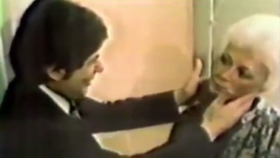 Dr. Jacob
                  testet Sandys Hals