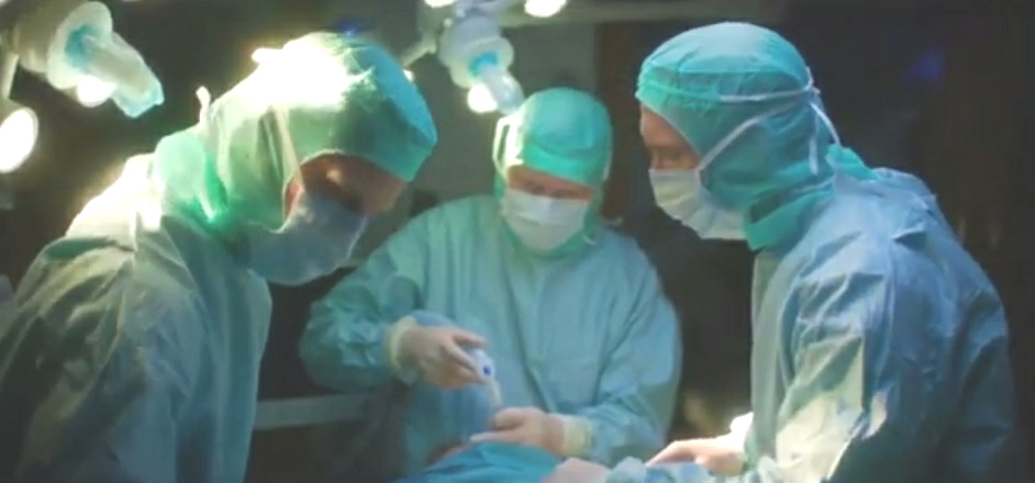 Una
                            cirug�a opera quitando el seno femenino de
                            una menor (actores)