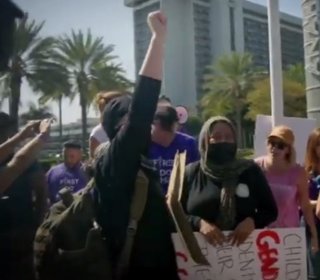 Demo,
                    kriminelle Antifa unterbricht die Trans-Opfer-Eltern
                    mit der Antifa-Faust