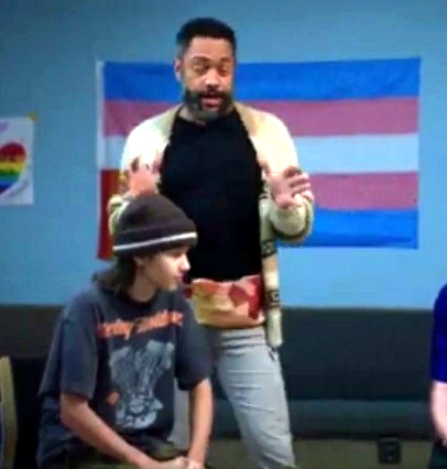 Opfer Evelyn
                      (Evan) begann die Hormonbehandlung und der
                      LGBT-Aktivist befielt einen Applaus
                      (Schauspieler)