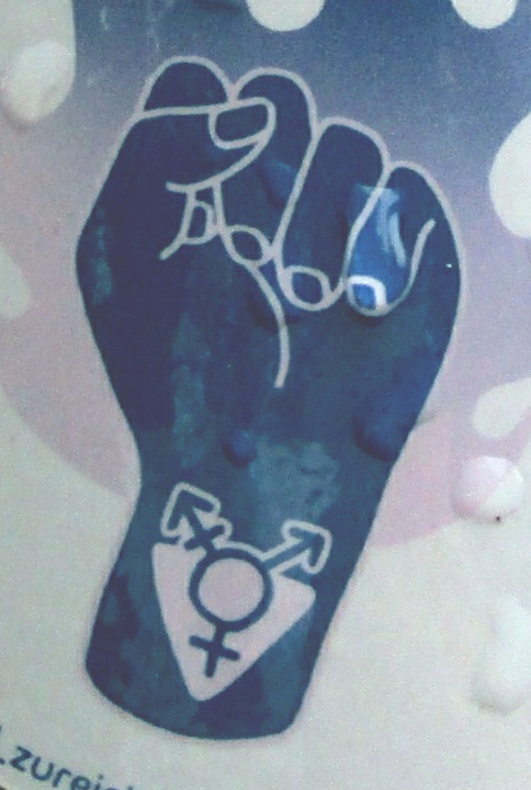 Pegatina criminal de ANTIFA en Z�rich
                          (Suiza) con el pu�o de Antifa y el s�mbolo de
                          g�nero en la mu�eca - 26-10-2023 zoom