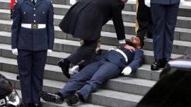 Suspicion of "Corona"
                        vaccine damage: A guard soldier fell over - June
                        4, 2022