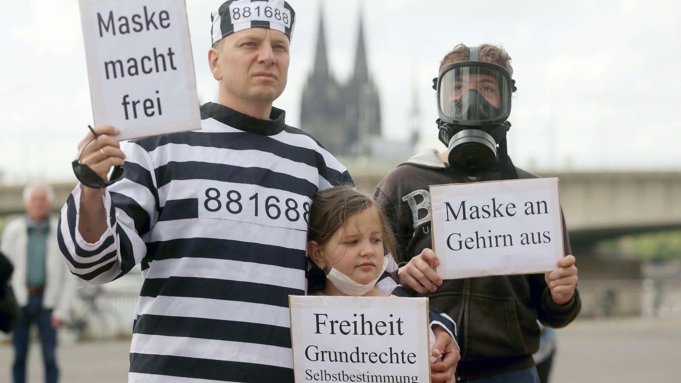 Demo against Corona terror in
                      Cologne against compulsory masks: Mask makes free
                      (Maske macht frei)