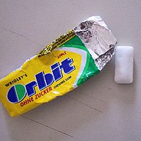 Kaugummis sind
                                eines der Beweismittel die beweisen,
                                dass Amalgamf�llungen Quecksilber
                                abgeben. Das klebt sehr gut, und so
                                weist der Speichel h�here
                                Quecksilberwerte auf als vor dem
                                Kaugummi...