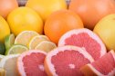 Pomelos
              amarillos y naranjas