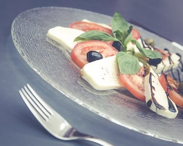 Tomato salad with mozarella, olives and oregano