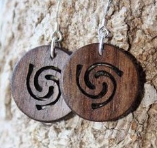 Schmuck aus Palmholz, ein
              Ohranh�nger mit einem geschnitzten Wirbel