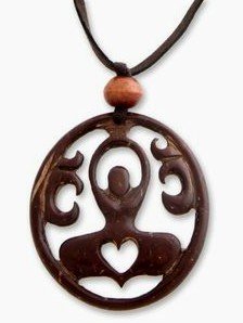 Schmuck aus
                  Kokosschale, ein Anh�nger mit Meditation und
                  Herz-Chakra