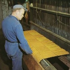 Eine Webmaschine produziert eine Kokosmatte