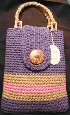 Tasche mit Kokosfasergriffen
                  und Kokosschalenknopf