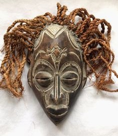 Maske mit
                  Haar aus Kokosfaser