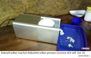 Aus der
                    �lm�hle tritt der Trester aus, mit dem man Kokosmehl
                    herstellen kann