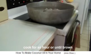 Die Kokoscreme wird in einer Pfanne
                    aufgekocht