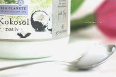 Natives Kokos�l im Glas und auf dem
                        L�ffel