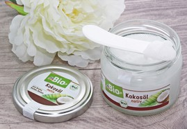 Kokos�l im offenen
                              Glas mit Spachtel