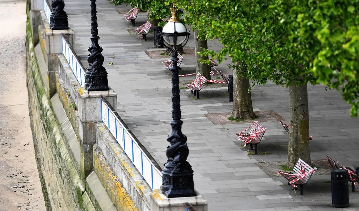 Lockdown-Terror: Gesperrte
                      B�nke in London an der Themse