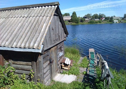 Shunga, house at a
                lake