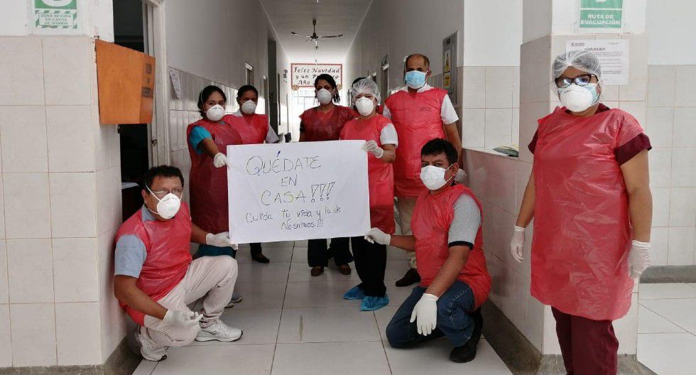 In Peru fehlt
                  Schutzkleidung: Ärzte+Krankenschwestern arbeiten in
                  roten Muellsäcken in Piura, Nord-Peru, 17.4.2020