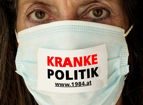 Demonstration von
                  www.1984.at mit Maske mit Slogan gegen
                  Corona-Zwangsmassnahmen von Frau MoSSad-Merkel: KRANKE
                  POLITIK