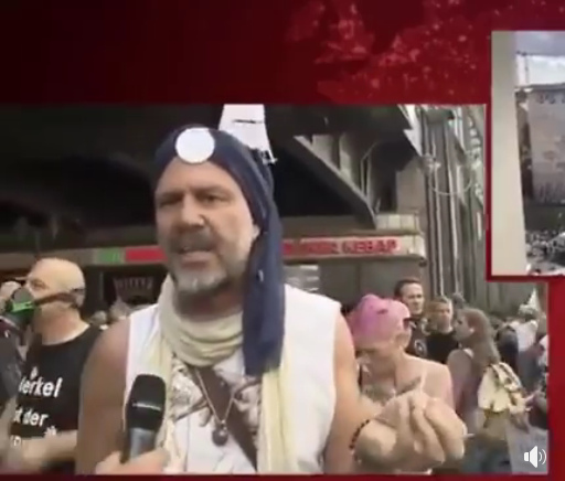 IQ120
                  muss keine Maske tragen, Video 01 - im Hintergrund ist
                  ein T-Shirt zu sehen mit der klaren Wahrheit:
                  "Merkel ist der VIRUS"