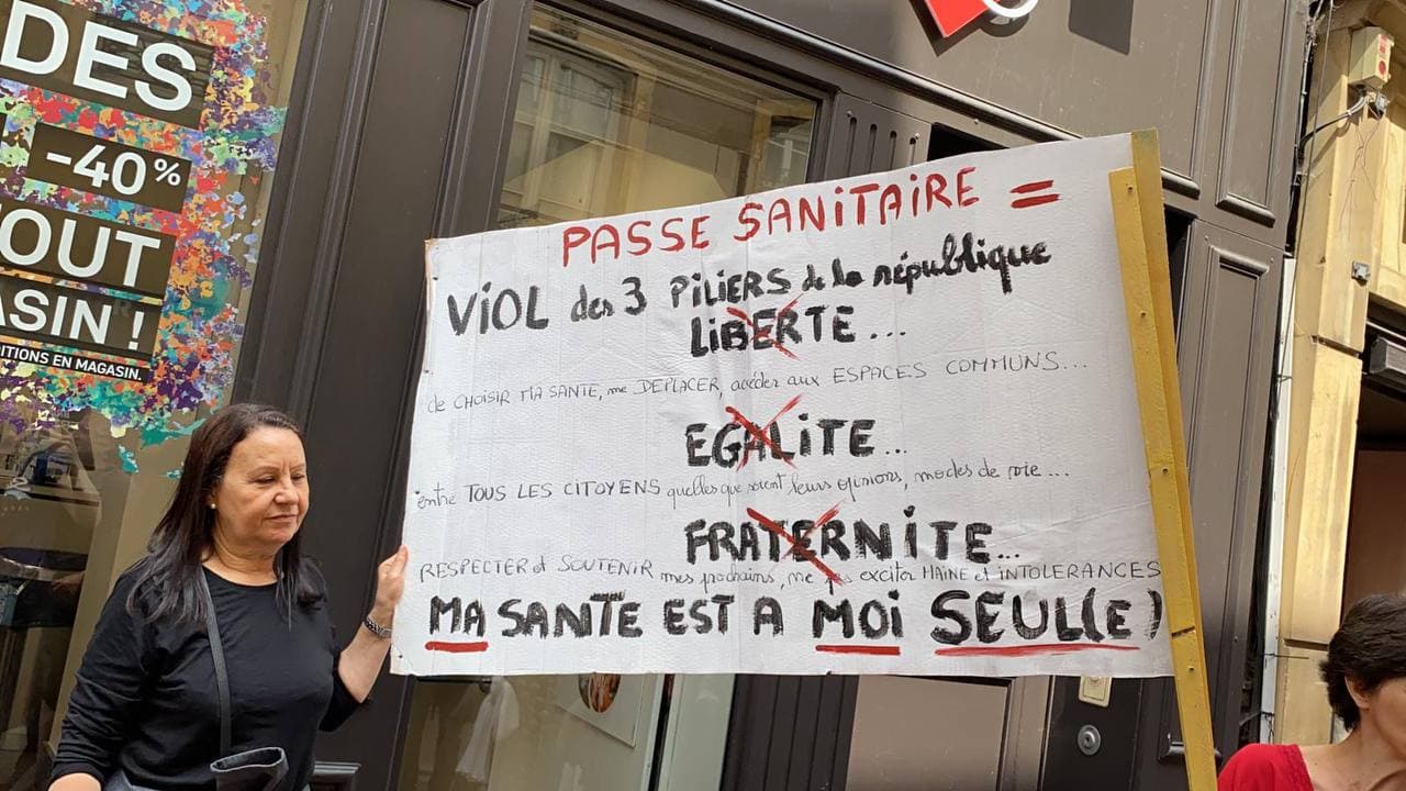 Widerstand Frankreich 17.7.2021: Demo
                    gegen GENimpfzwang: Krimineller Macron zerst�rt die
                    Republik