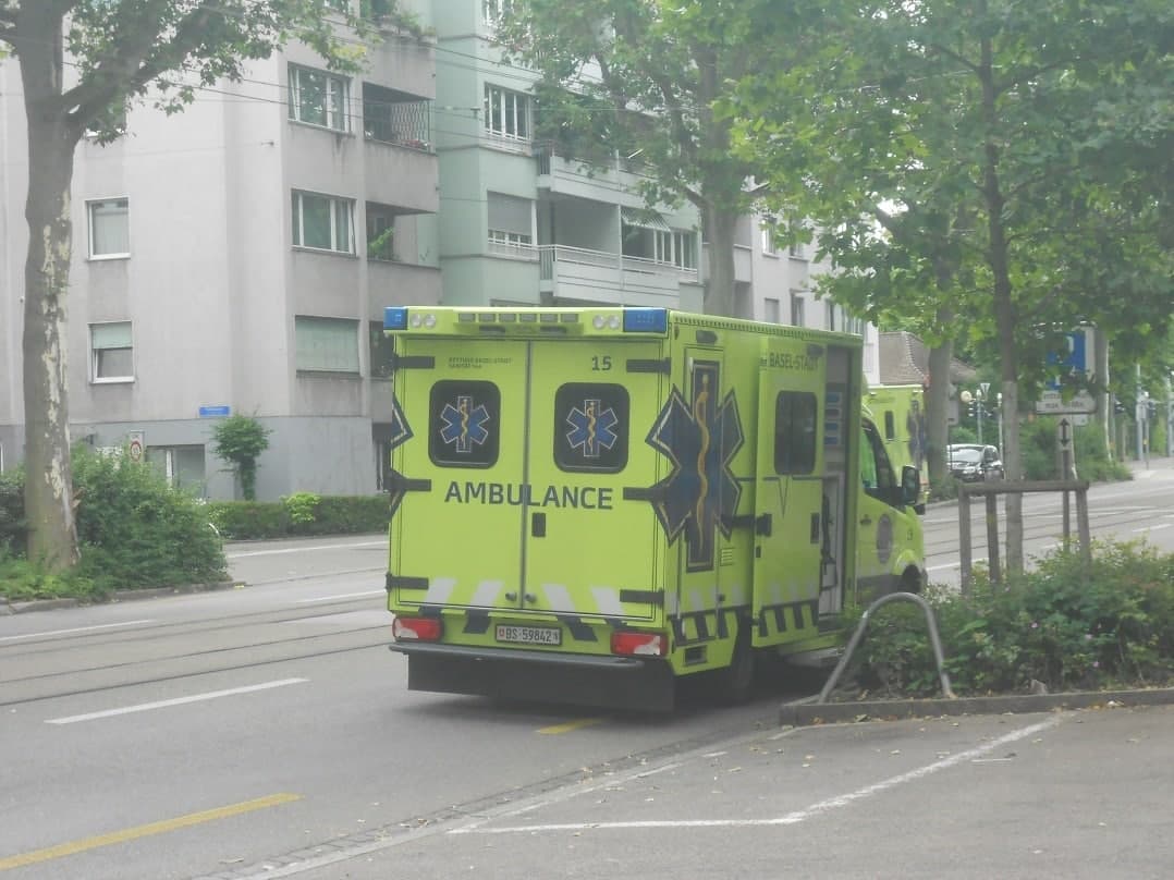 Basel Krankenwagen 01 Spalenring 01,
                    7.8.2021