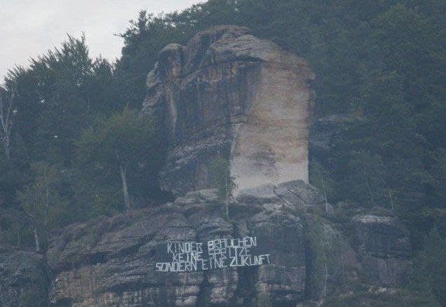 Widerstand Sachsen (Fascho-4R) 20.8.2021: Ein
                  Banner f�r Kinderschutz aufgeh�ngt - die Nazipolizei
                  von Sachsen meint, sie muss ermitteln, obwohl KEINE
                  Straftag begangen wurde (!): „Kinder brauchen keine
                  Spritze, sondern eine Zukunft“ – Banneraktion in der
                  S�chsischen Schweiz schl�gt hohe Wellen!