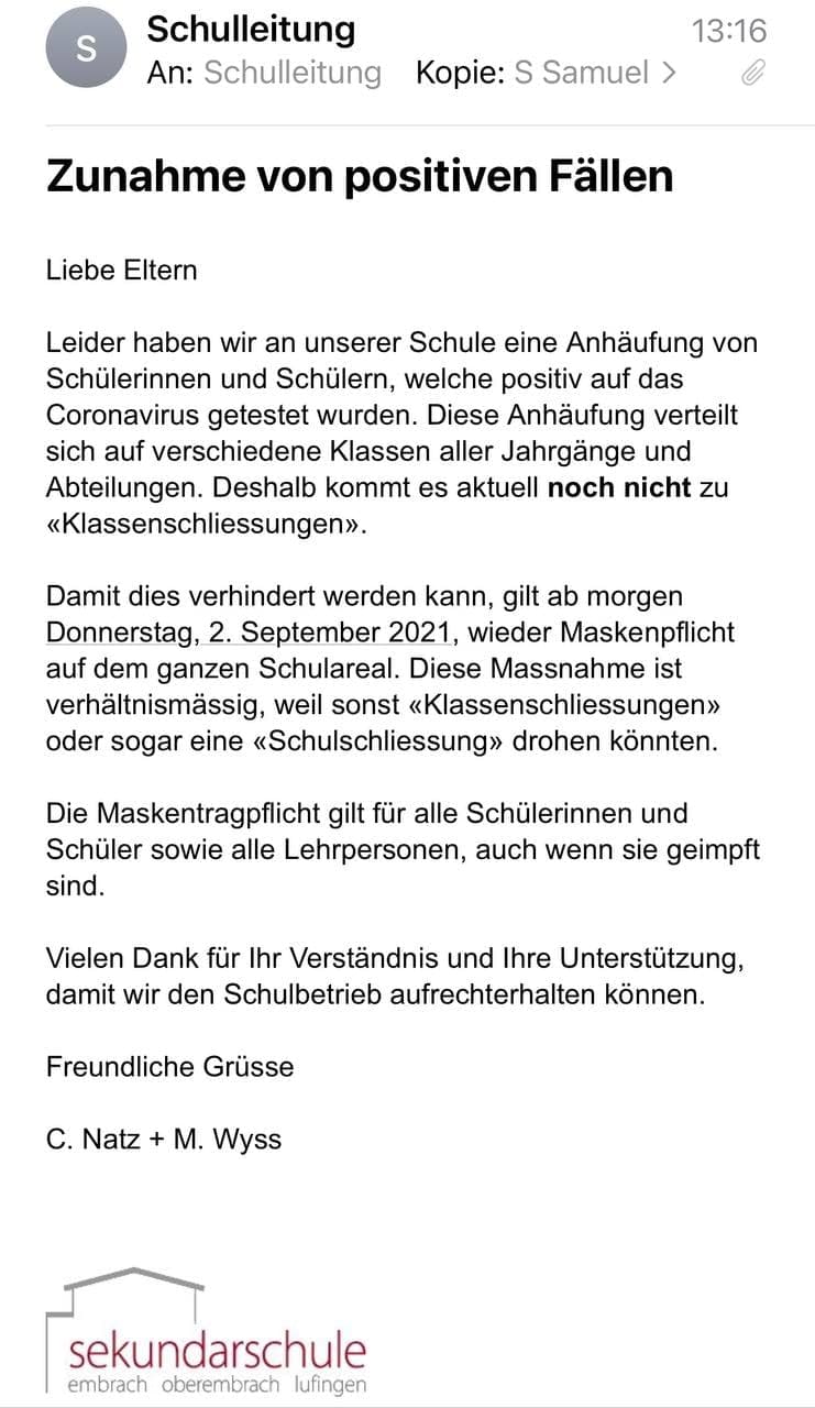 Maskenwahn auf
                  dem Schulhof in Embrach 1.9.2021: Auch f�r
                  GENgeimpfte