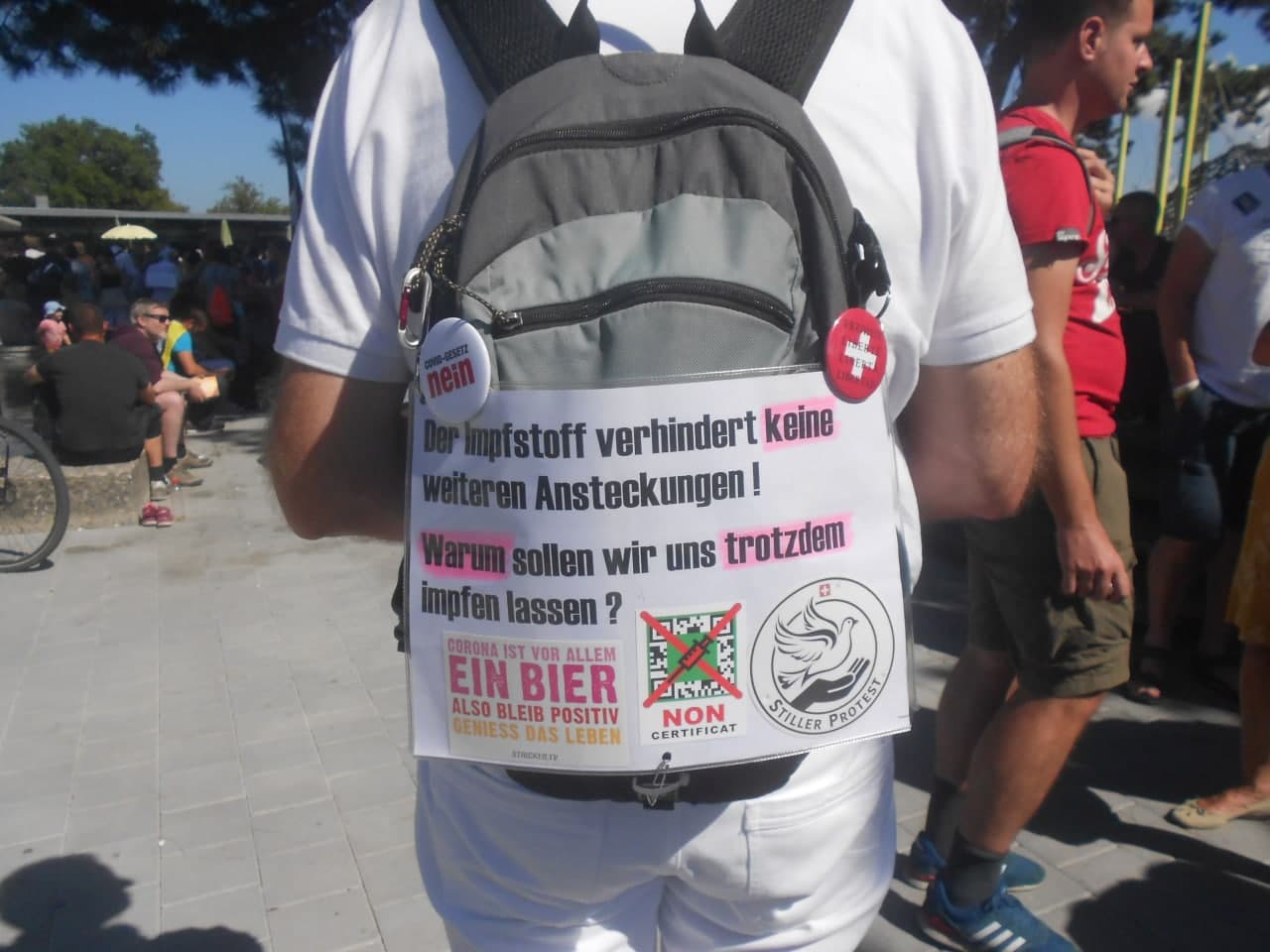 Demo gegen 3G-Diskriminierung
                            durch Unirektor Leumann in Bern 5.9.2021:
                            Die GENimpfung sch�tzt NICHT vor Ansteckung,
                            wieso soll man sich dann impfen lassen? FY
                            Pharma!