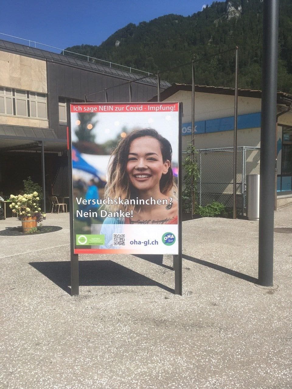Widerstand 4.9.2021: Plakat gegen
                    t�dliche GENimpfungen: "Versuchskaninchen Nein
                    Danke"