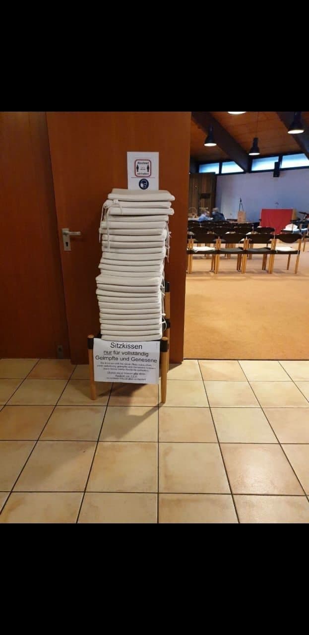 Kriminelle Kirche mit
                    2G-Diskriminierung 12.10.2021: UNgeimpfte Gesunde
                    d�rfen keine Kirchenkissen haben