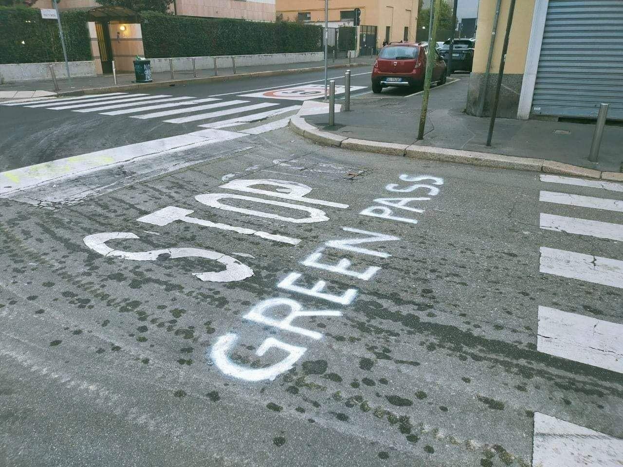 Widerstand Italien 21.10.2021: "Stop
Green Pass" auf der Strasse Widerstand
Italien 21.10.2021: "Stop Green Pass"
auf der Strasse