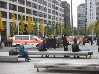 Demo in Z�rich vom
                  30.10.2021: Die Pitbullpolizei von Z�rich