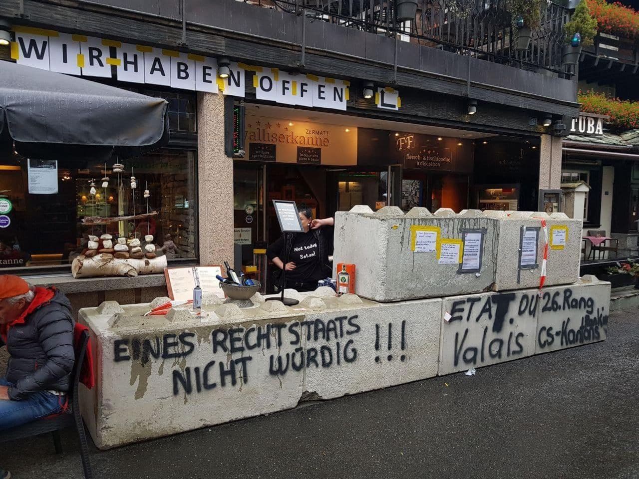 Widerstand gegen 3G-Apartheid in Zermatt
                  (Schweiz) 30.10.2021: Impf-Satan Berset verschwinde
                  aus der Welt - die Betonbl�cke sind die neue Bar!