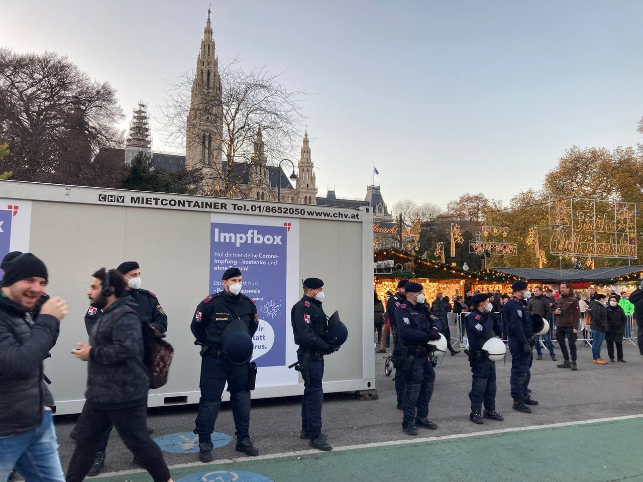 Gestern in
                  Wien 21.11.2021: Die Costapo musste eine
                  "heilige" Impfbox bewachen: Demo Wien: Die
                  Polizei besch�tzt eine „Impfbox“